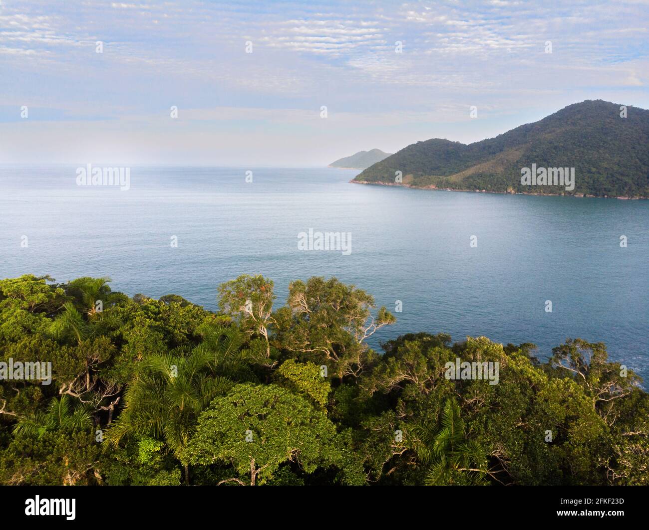 La foresta pluviale atlantica e il mare, a Ilhabela, São Paulo, Brasile Foto Stock
