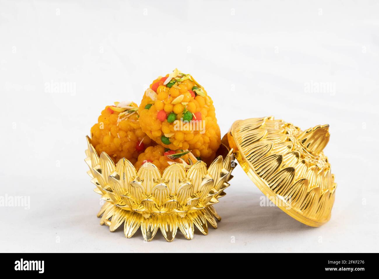 Jodhpuri Ladoo Mithai chiamato anche Boondi o Bundi Ladoo in Golden Dessert Bowl. Meetha Laddoo è servito a Dio in Festival indiani come Holi Pooja DIW Foto Stock