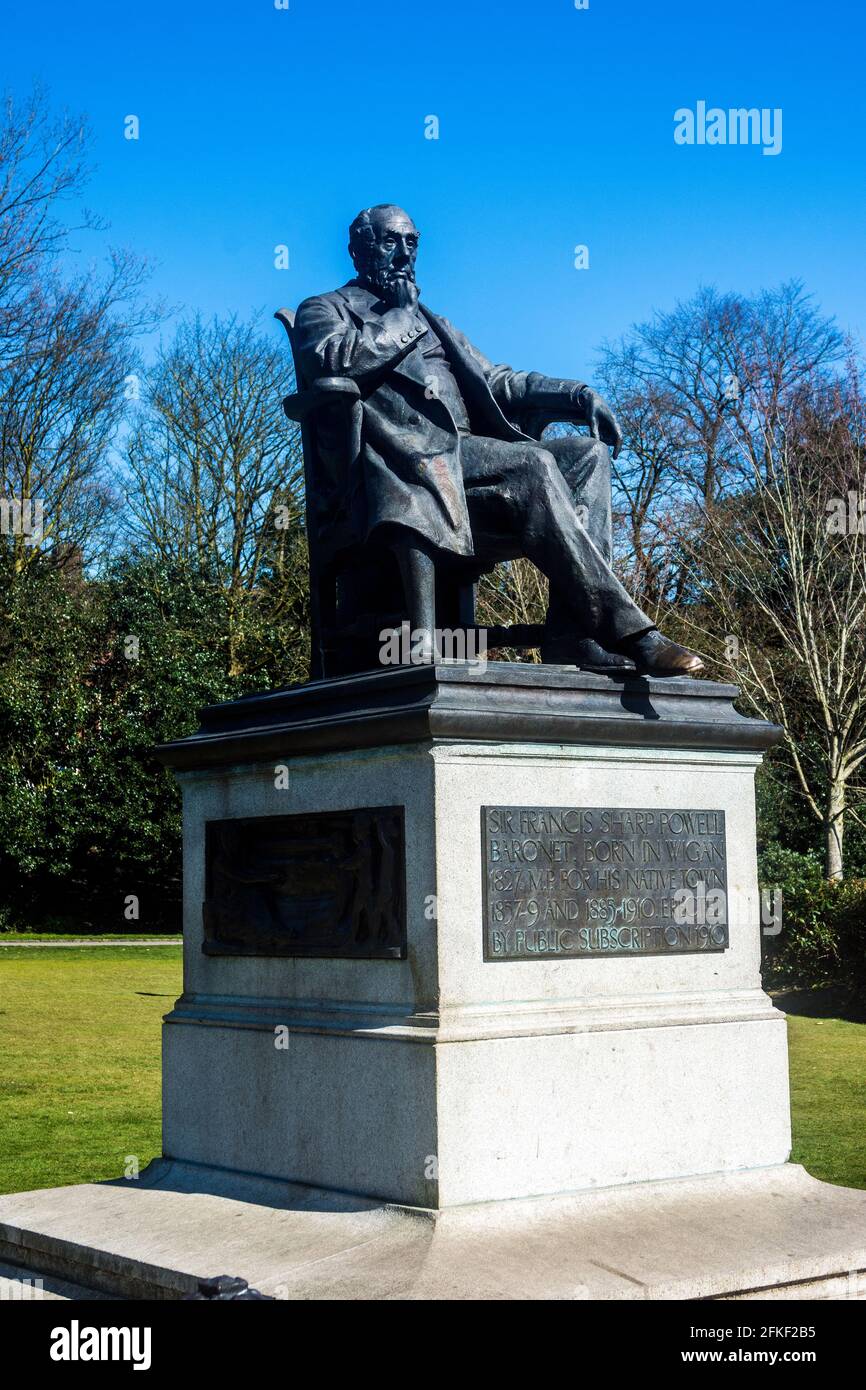 Statua di Sir Francis Sharp Powell nel Parco di Mesnes (pronunciato Mains), Wigan. Si dice che la scarpa giusta lucidata porti buona fortuna a chiunque la strofina. Foto Stock