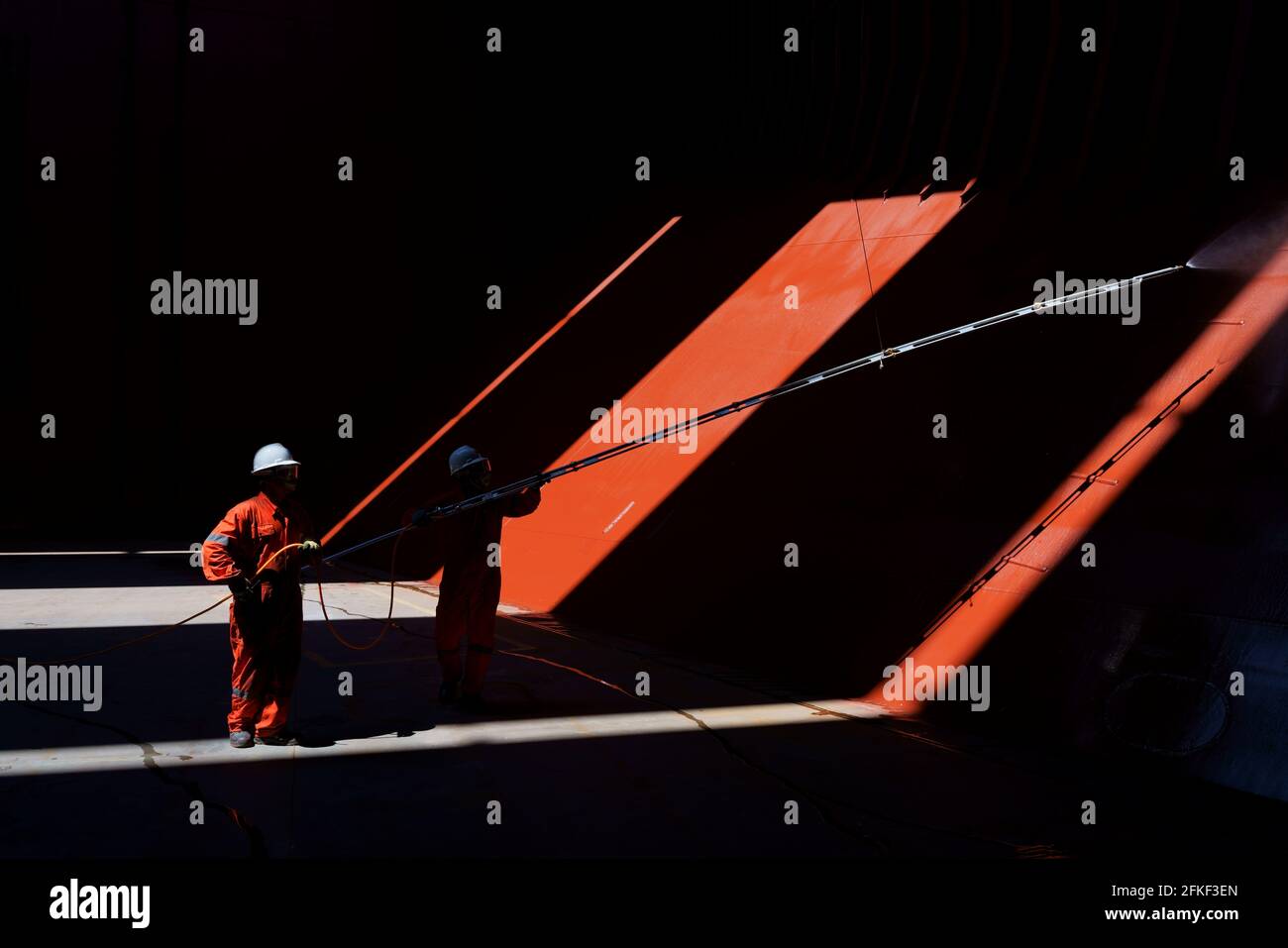 equipaggio che prepara la stiva del carico prima di caricarla nella stiva di grande contenitore portarinfuse Foto Stock