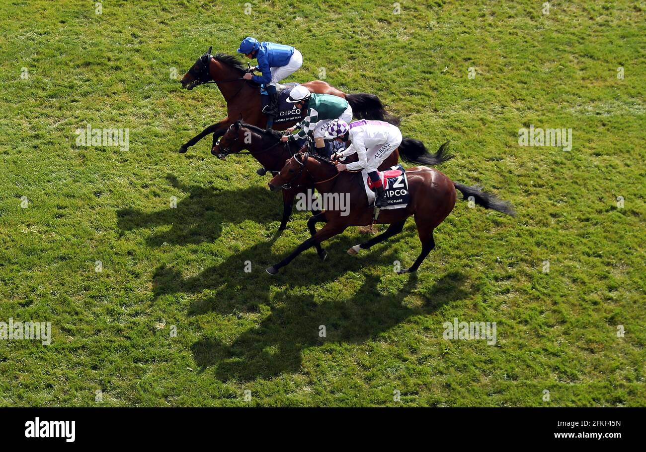 Poetico Flare guidato dal fantino Kevin Manning (in basso) dopo aver vinto il Qipco 2000 Guineas Stakes poco prima di Master of the Seas e William Buick (in alto) durante il Guineas Day 2000, parte del QIPCO Guineas Festival presso l'ippodromo di Newmarket. Data immagine: Sabato 1 maggio 2021. Foto Stock