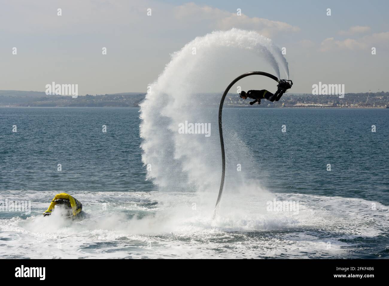 Un fly-boarder in azione lungo il lungomare di Torquay in Devon. Foto Stock