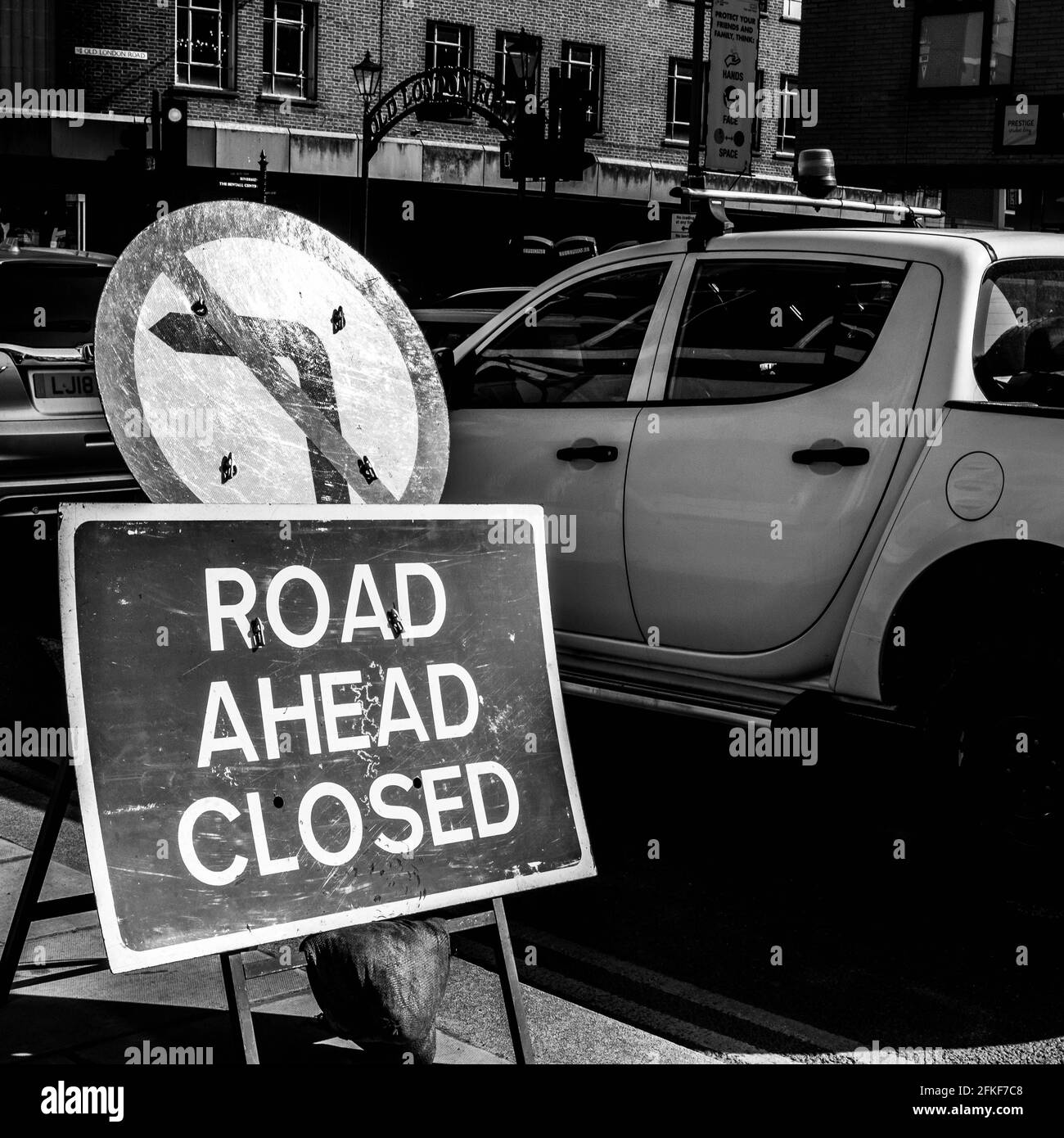 Kingston upon Thames, Londra UK, aprile 2021, Road closed Traffic Sign with Traffic and No People Foto Stock