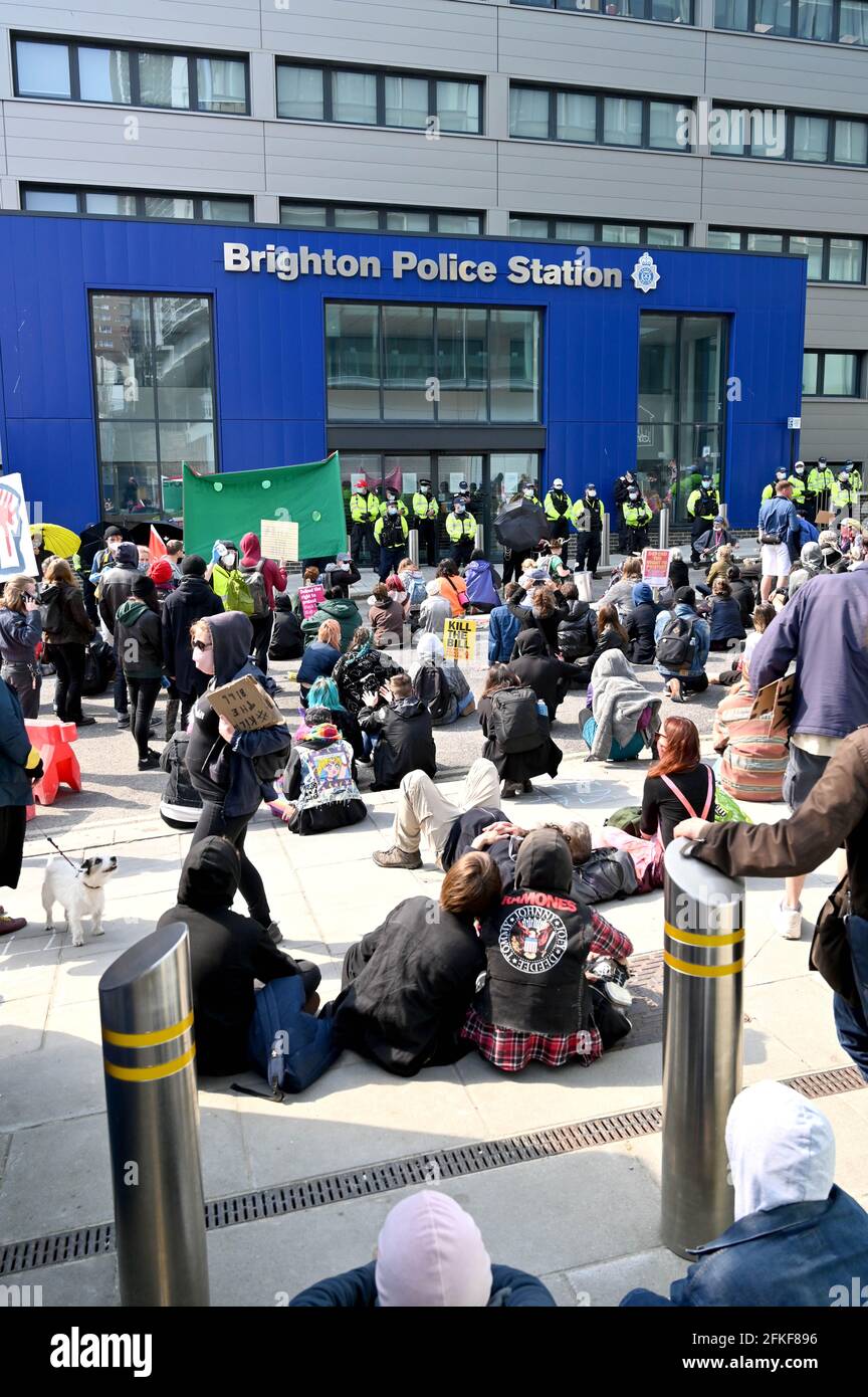 Brighton UK 1 maggio 2021 - centinaia di Kill i manifestanti di Bill fuori dalla stazione di polizia di Brighton oggi in occasione della Giornata internazionale dei lavoratori, come dimostrano contro il nuovo governo di polizia, crimine, condanna e tribunale legge. Dimostrazioni si svolgono in tutto il paese in quello che è anche noto come Labor Day: Credit Simon Dack / Alamy Live News Foto Stock