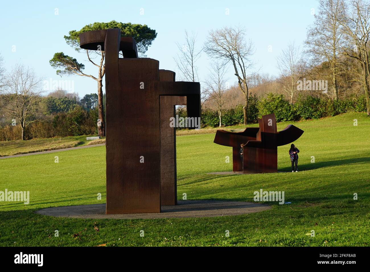 Il Museo Chilida-Leku è un grande spazio di giardini e foreste e una casa colonica ristrutturata, dove lo scultore basco Eduardo Chilida ha situato la sua lar Foto Stock