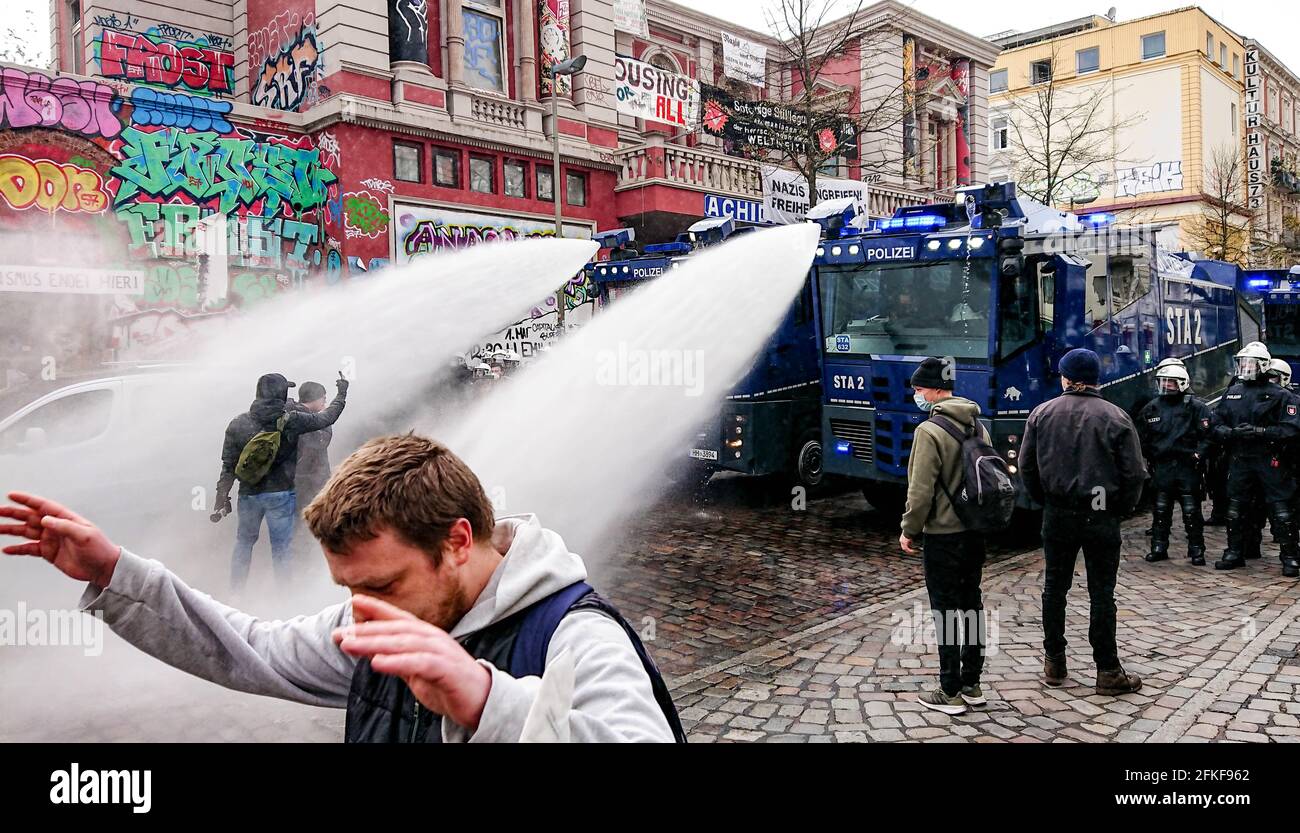 Amburgo, Germania. 01 Maggio 2021. Le forze di polizia utilizzano cannoni ad acqua contro i manifestanti sullo Schulterblatt di fronte alla Rote Flora. Per il giorno di maggio, i gruppi di sinistra e di estrema sinistra hanno annunciato numerosi incontri e processioni durante tutto il giorno, soprattutto nella zona del centro della città e dei quartieri limitrofi. Credit: Martin Fischer/dpa/Alamy Live News Foto Stock