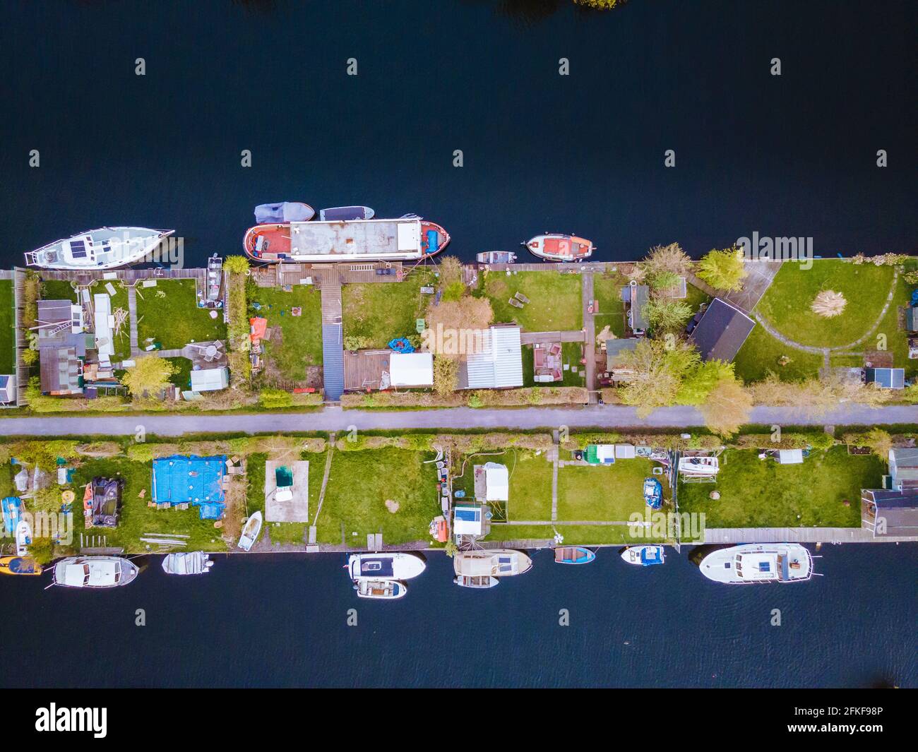 Vista aerea delle piccole isole del lago Vinkeveense Plassen, vicino a Vinkeveen, Olanda. Si tratta di una splendida area naturale per le attività ricreative nei Paesi Bassi. Vinkeveen è famosa soprattutto per il Plassen vinkeveense Foto Stock