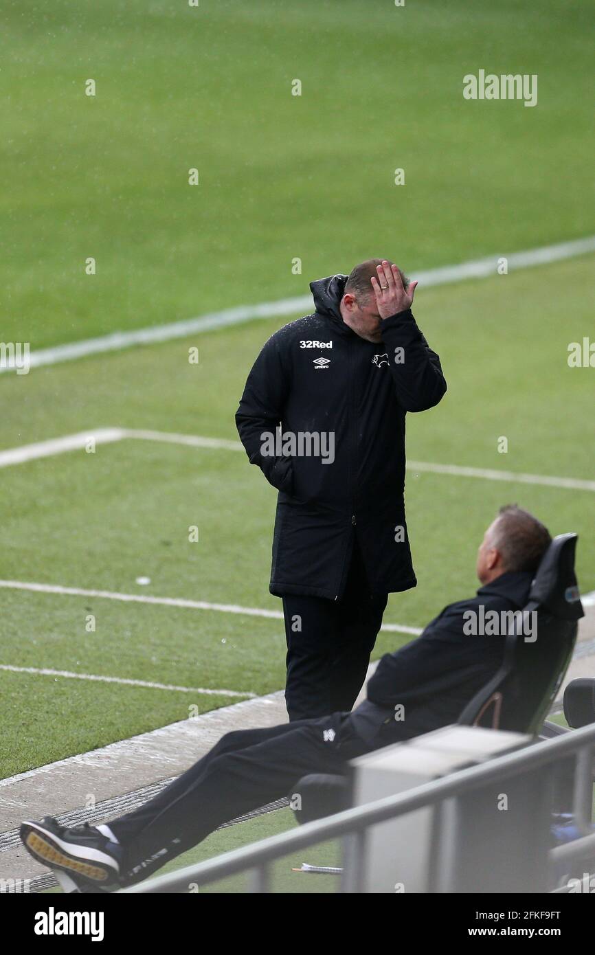 Swansea, Regno Unito. 01 Maggio 2021. Wayne Rooney, il manager della contea di Derby, si guarda deposto durante la partita EFL Skybet, Swansea City contro Derby County al Liberty Stadium di Swansea sabato 1 maggio 2021. Questa immagine può essere utilizzata solo per scopi editoriali. Solo per uso editoriale, è richiesta una licenza per uso commerciale. Nessun utilizzo nelle scommesse, nei giochi o nelle pubblicazioni di un singolo club/campionato/giocatore. pic di Andrew Orchard/Andrew Orchard sports photography/Alamy Live news Credit: Andrew Orchard sports photography/Alamy Live News Foto Stock