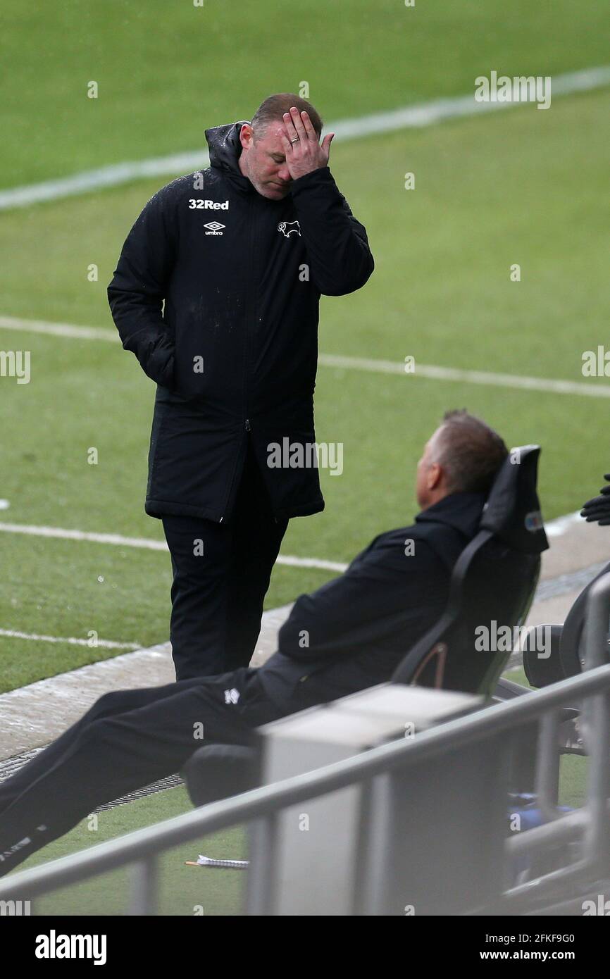 Swansea, Regno Unito. 01 Maggio 2021. Wayne Rooney, il manager della contea di Derby, si guarda deposto durante la partita EFL Skybet, Swansea City contro Derby County al Liberty Stadium di Swansea sabato 1 maggio 2021. Questa immagine può essere utilizzata solo per scopi editoriali. Solo per uso editoriale, è richiesta una licenza per uso commerciale. Nessun utilizzo nelle scommesse, nei giochi o nelle pubblicazioni di un singolo club/campionato/giocatore. pic di Andrew Orchard/Andrew Orchard sports photography/Alamy Live news Credit: Andrew Orchard sports photography/Alamy Live News Foto Stock