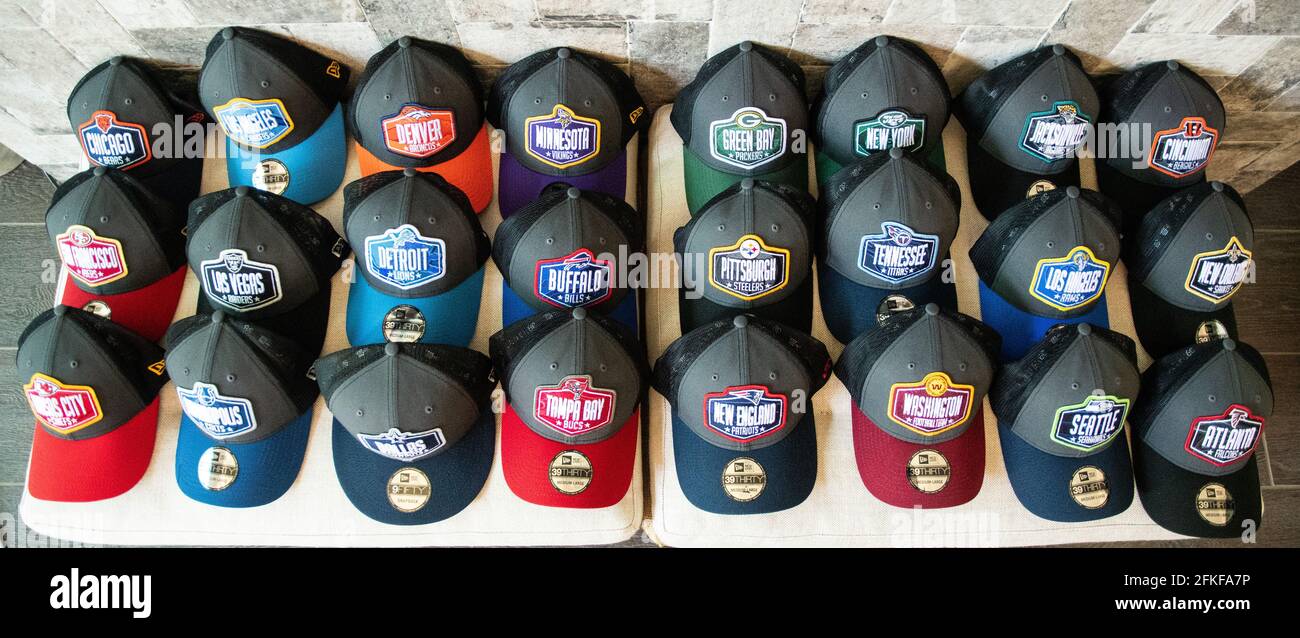 Lake Forest, Stati Uniti. 30 Apr 2021. I cappelli di tutte le 32 squadre NFL  sono fissati per la bozza del giocatore di calcio Amon-Ra St. Brown. Nella  bozza, le 32 squadre