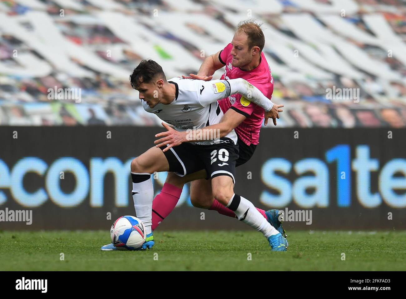 Liam Cullen n° 20 di Swansea City sotto la pressione di /Matthew Clarke n. 16 della contea di Derby Foto Stock