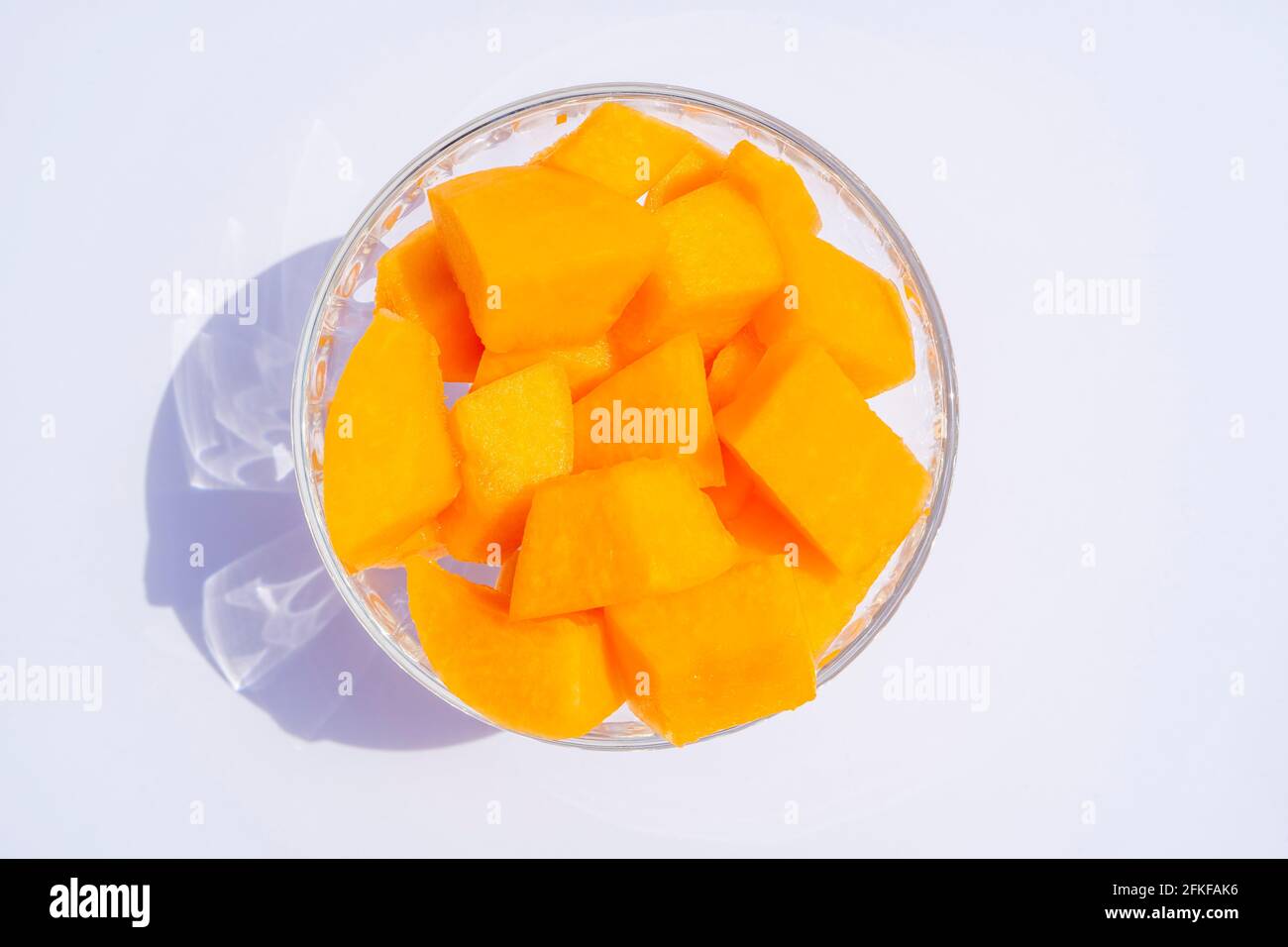 Cantalupo cubetti di melone fresco in recipiente di vetro isolato su sfondo  bianco. Cibo sano vegetariano biologico. Dieta frutta da dessert. Foto di  alta qualità Foto stock - Alamy