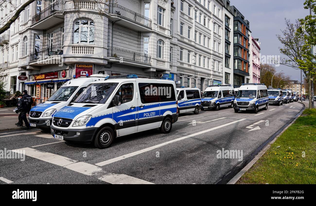 Amburgo, Germania. 01 Maggio 2021. Forze di polizia corton fuori le strade con le loro auto di pattuglia a Neuer Pferdemarkt. Per il 1° maggio, gruppi di sinistra ed estrema sinistra hanno annunciato numerosi incontri e processioni durante tutto il giorno, soprattutto nella zona del centro della città e dei quartieri limitrofi. Credit: Axel Heimken/dpa/Alamy Live News Foto Stock