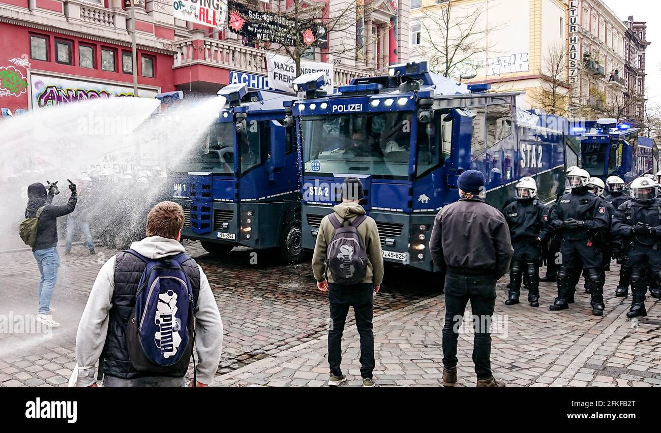 Amburgo, Germania. 01 Maggio 2021. Le forze di polizia utilizzano cannoni ad acqua contro i manifestanti sullo Schulterblatt di fronte alla Rote Flora. Per il giorno di maggio, i gruppi di sinistra e di estrema sinistra hanno annunciato numerosi incontri e processioni durante tutto il giorno, soprattutto nella zona del centro della città e dei quartieri limitrofi. Credit: Martin Fischer/dpa/Alamy Live News Foto Stock