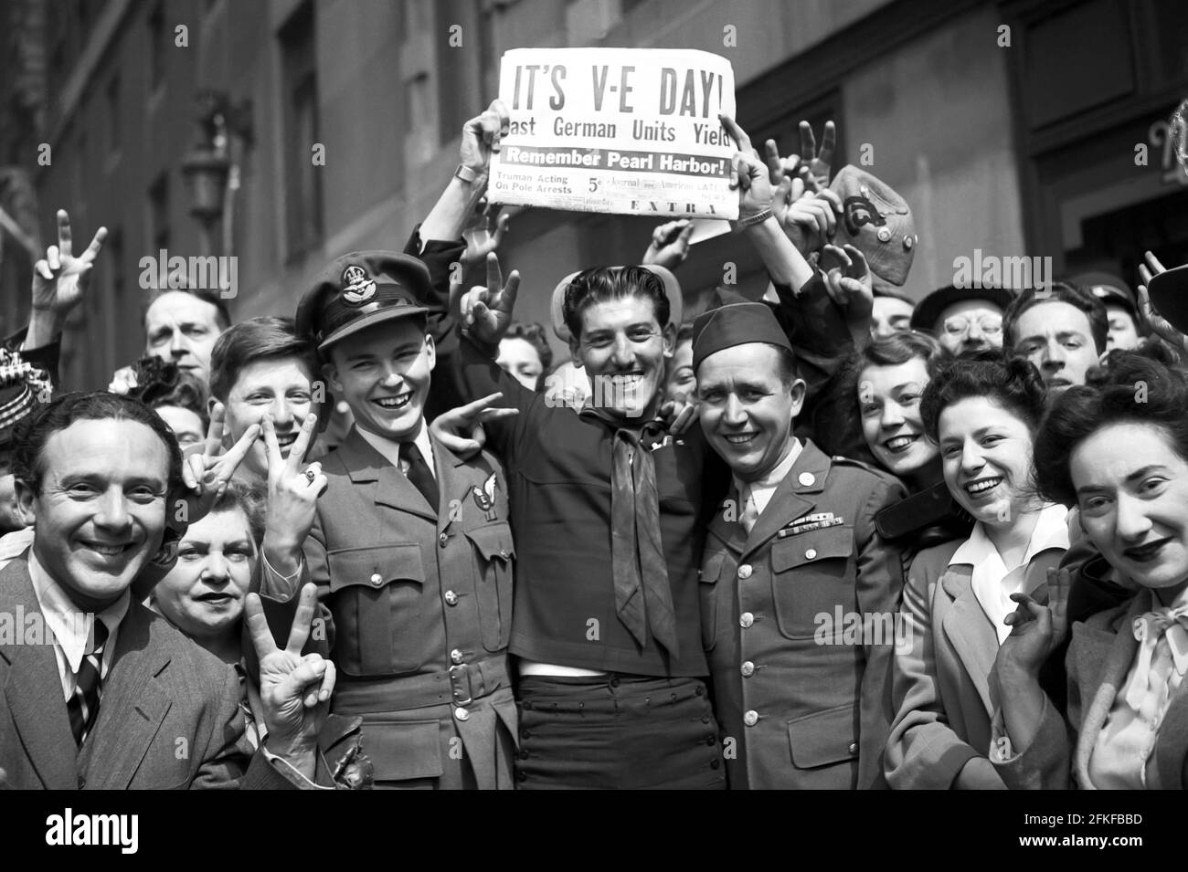 Persone che celebrano la fine della seconda guerra mondiale Foto Stock