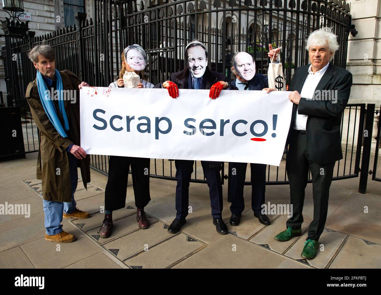 Una dimostrazione a Downing Street che chiede al governo di 'Scrap Serco'. Serco è stato accusato di frode e falsa contabilità come profitti salire. Foto Stock