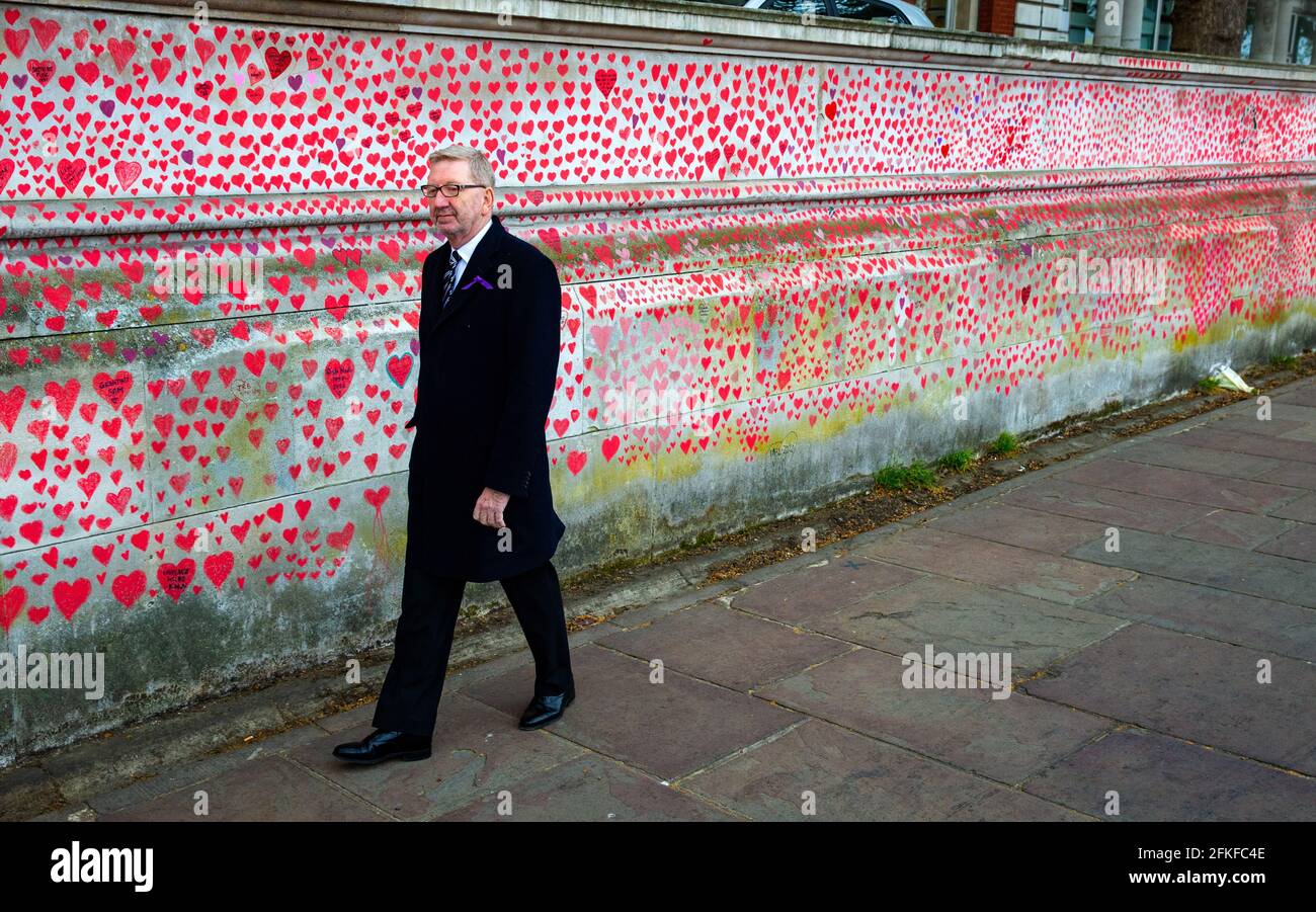 Len McCluskey, Segretario Generale dell'Unione Unite, cammina lungo il Muro Memoriale Nazionale del Covid e rende omaggio alle vittime del Covid-19. Foto Stock