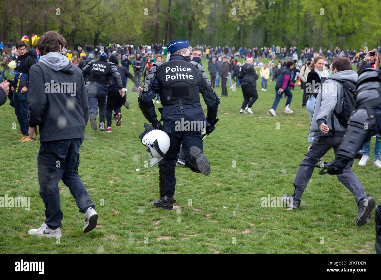 La polizia e i manifestanti si scontrano durante la seconda edizione del festival illegale 'la Boum - l'Abime', una protesta contro le attuali restrizioni della corona, Foto Stock