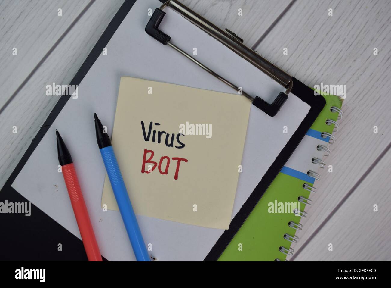 Virus Bot scrivere su note appiccicose isolato su legno tavolo. Foto Stock