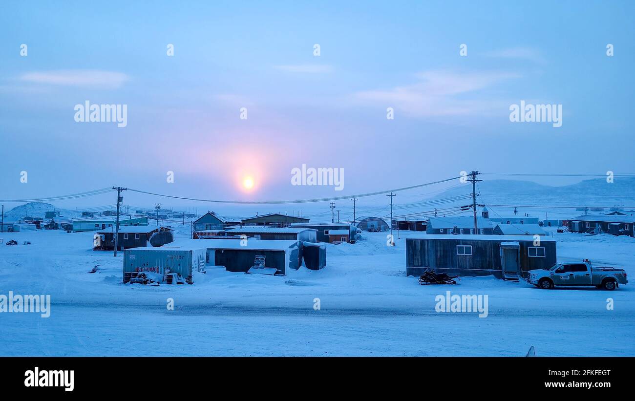 Ulukhaktok territori nordoccidentali Canada 3 febbraio 2021: Frazione di Ulukhaktok all'alba, con nebbia di ghiaccio Foto Stock