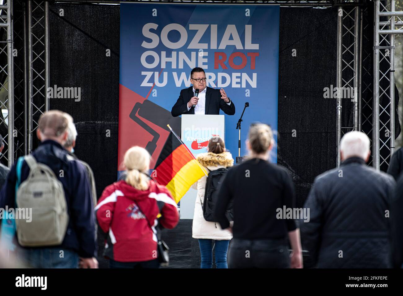 Potsdam, Germania. 01 Maggio 2021. Tim Krause (AFD), candidato diretto dell'AFD per le elezioni del Bundestag a Potsdam, parla alla manifestazione dell'AFD il 1° maggio. La AFD Brandenburg dimostra in occasione della Giornata del lavoro con il motto 'sociale invece di rosso'. Credit: Fabian Sommer/dpa/Alamy Live News Foto Stock