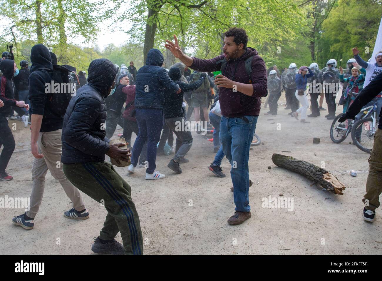 L'illustrazione raffigura la seconda edizione del festival illegale 'la Boum - l'Abime', una protesta contro le attuali restrizioni corona, al B Foto Stock