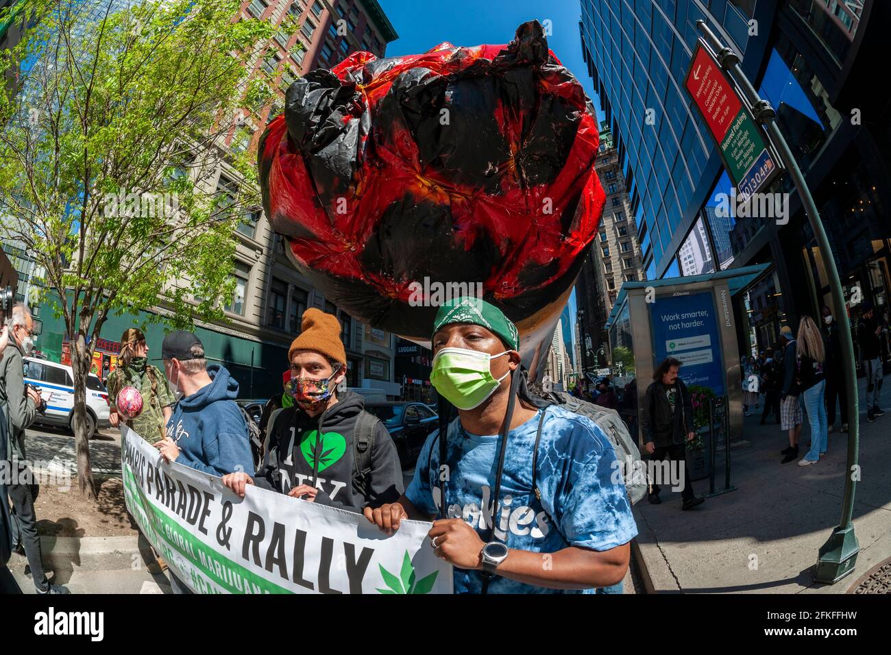 New York, Stati Uniti. 01 Maggio 2021. Sostenitori della marijuana marzo a New York sabato 1 maggio 2021 all'annuale NYC Cannabis Parade. la marcia includeva un'ampia gamma di dati demografici, dai millennial ai vecchi hippy. New York ha legalizzato la marijuana per uso ricreativo per gli adulti dai 21 anni in su dopo molti anni e molti tentativi falliti. Le prime vendite legali dovrebbero iniziare nel 2022. (ÂPhoto di Richard B. Levine) Credit: Sipa USA/Alamy Live News Foto Stock