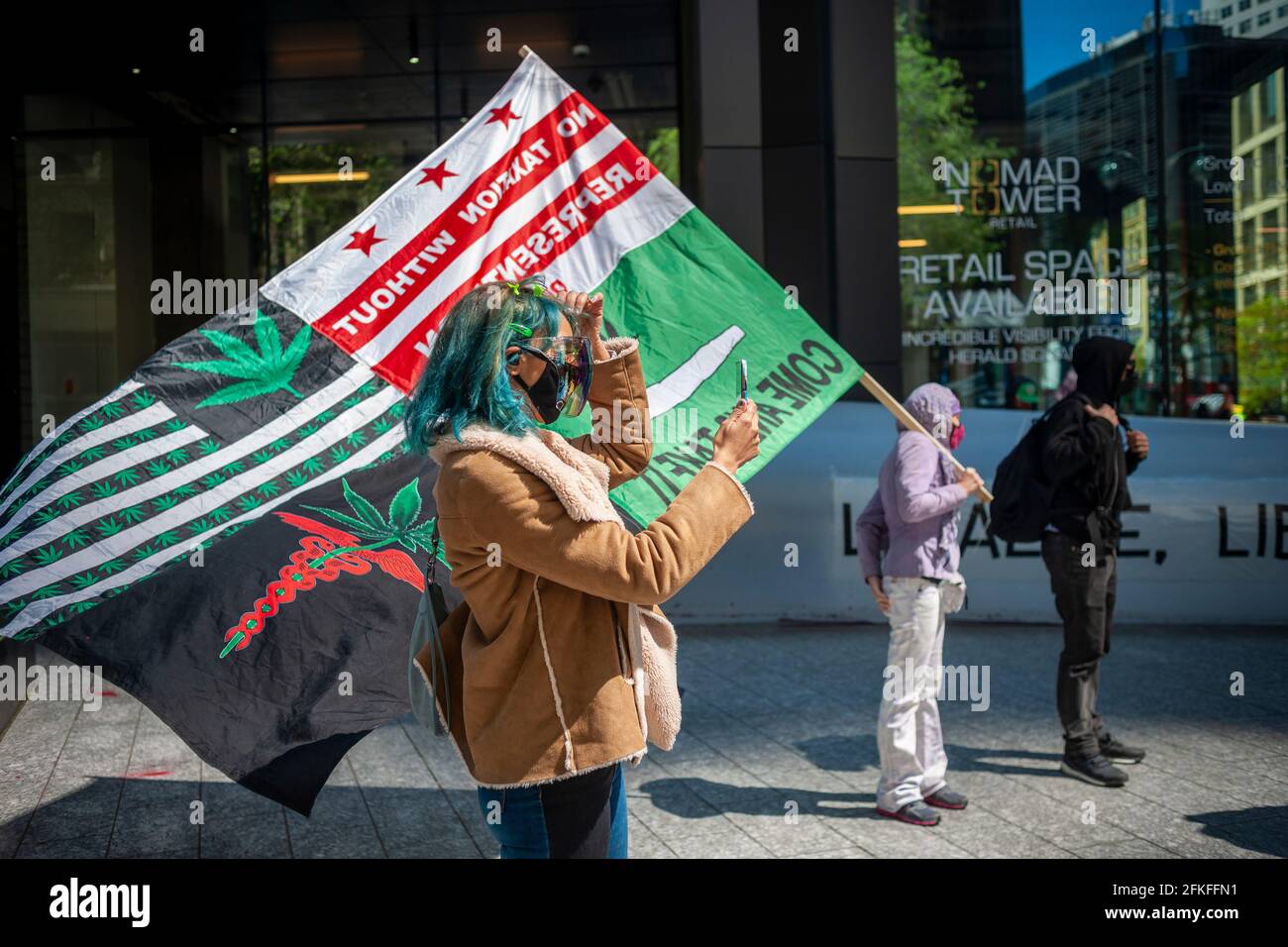 New York, Stati Uniti. 01 Maggio 2021. Sostenitori della marijuana marzo a New York sabato 1 maggio 2021 all'annuale NYC Cannabis Parade. la marcia includeva un'ampia gamma di dati demografici, dai millennial ai vecchi hippy. New York ha legalizzato la marijuana per uso ricreativo per gli adulti dai 21 anni in su dopo molti anni e molti tentativi falliti. Le prime vendite legali dovrebbero iniziare nel 2022. (ÂPhoto di Richard B. Levine) Credit: Sipa USA/Alamy Live News Foto Stock