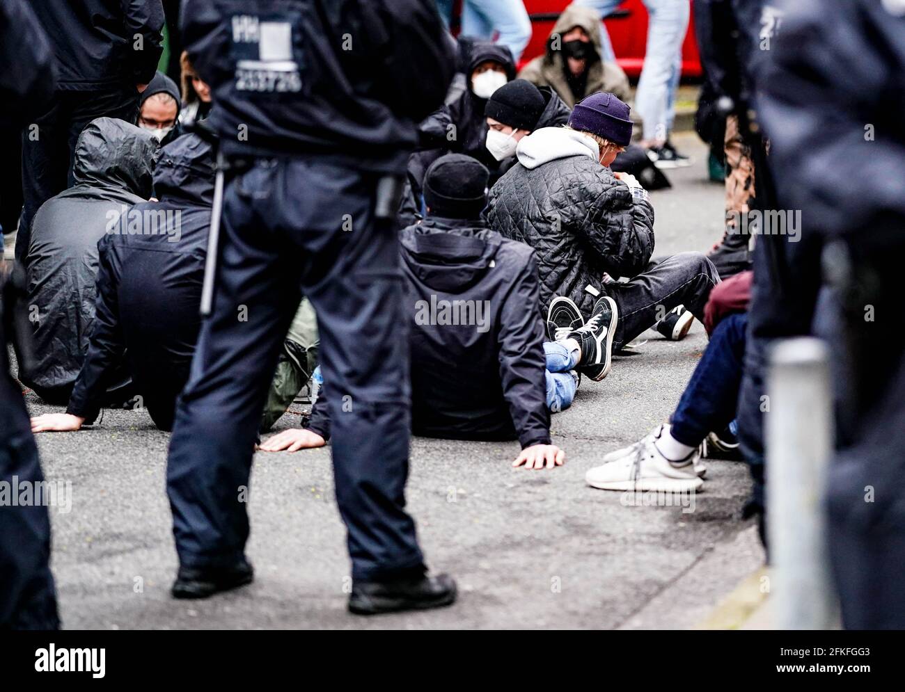 Amburgo, Germania. 01 Maggio 2021. Le forze di polizia detengono dimostranti nel distretto di St. Georg. Per il 1° maggio, gruppi di sinistra ed estrema sinistra hanno annunciato numerosi incontri e processioni durante tutto il giorno, soprattutto nella zona del centro della città e dei quartieri limitrofi. Credit: Axel Heimken/dpa/Alamy Live News Foto Stock