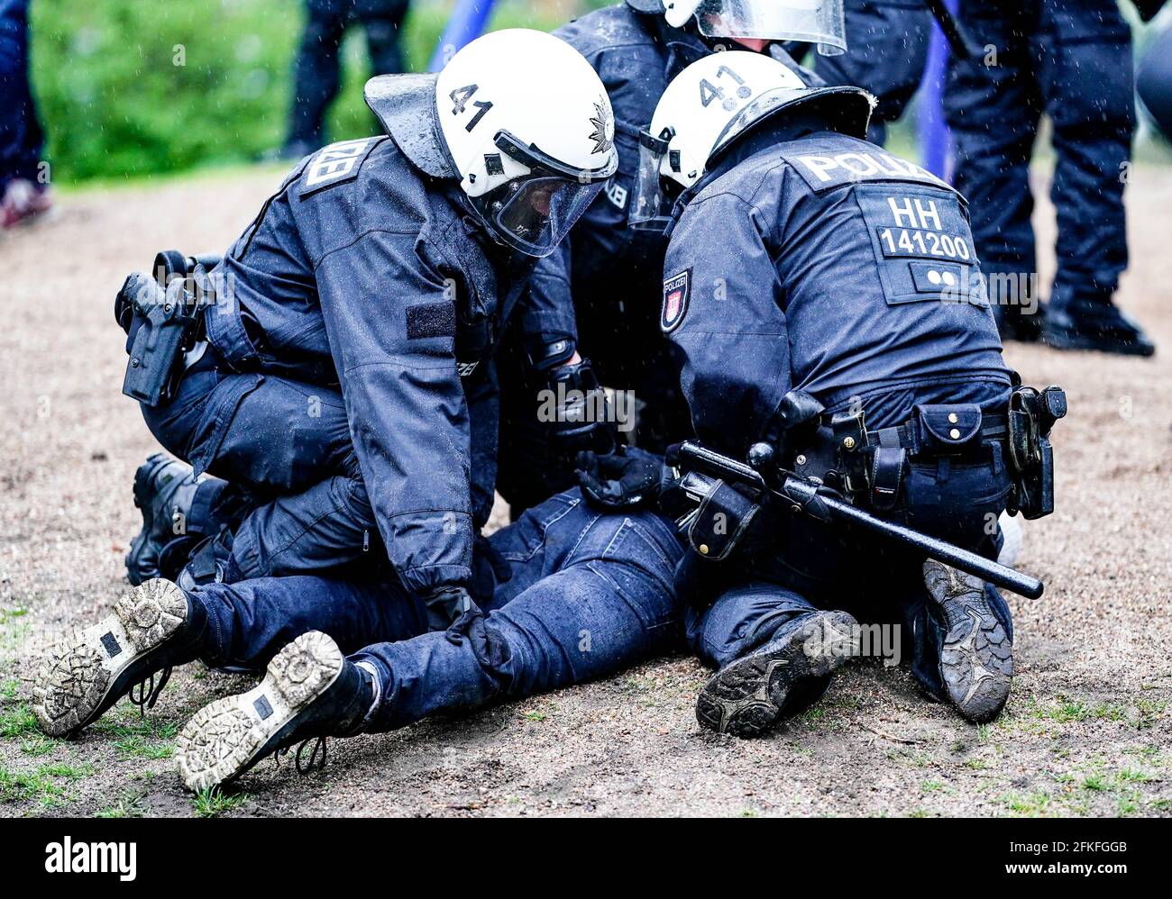 Amburgo, Germania. 01 Maggio 2021. Le forze di polizia detengono un dimostrante nel distretto di St. Georg. Per il 1° maggio, gruppi di sinistra ed estrema sinistra hanno annunciato numerosi incontri e processioni durante tutto il giorno, soprattutto nella zona del centro della città e dei quartieri limitrofi. Credit: Axel Heimken/dpa/Alamy Live News Foto Stock