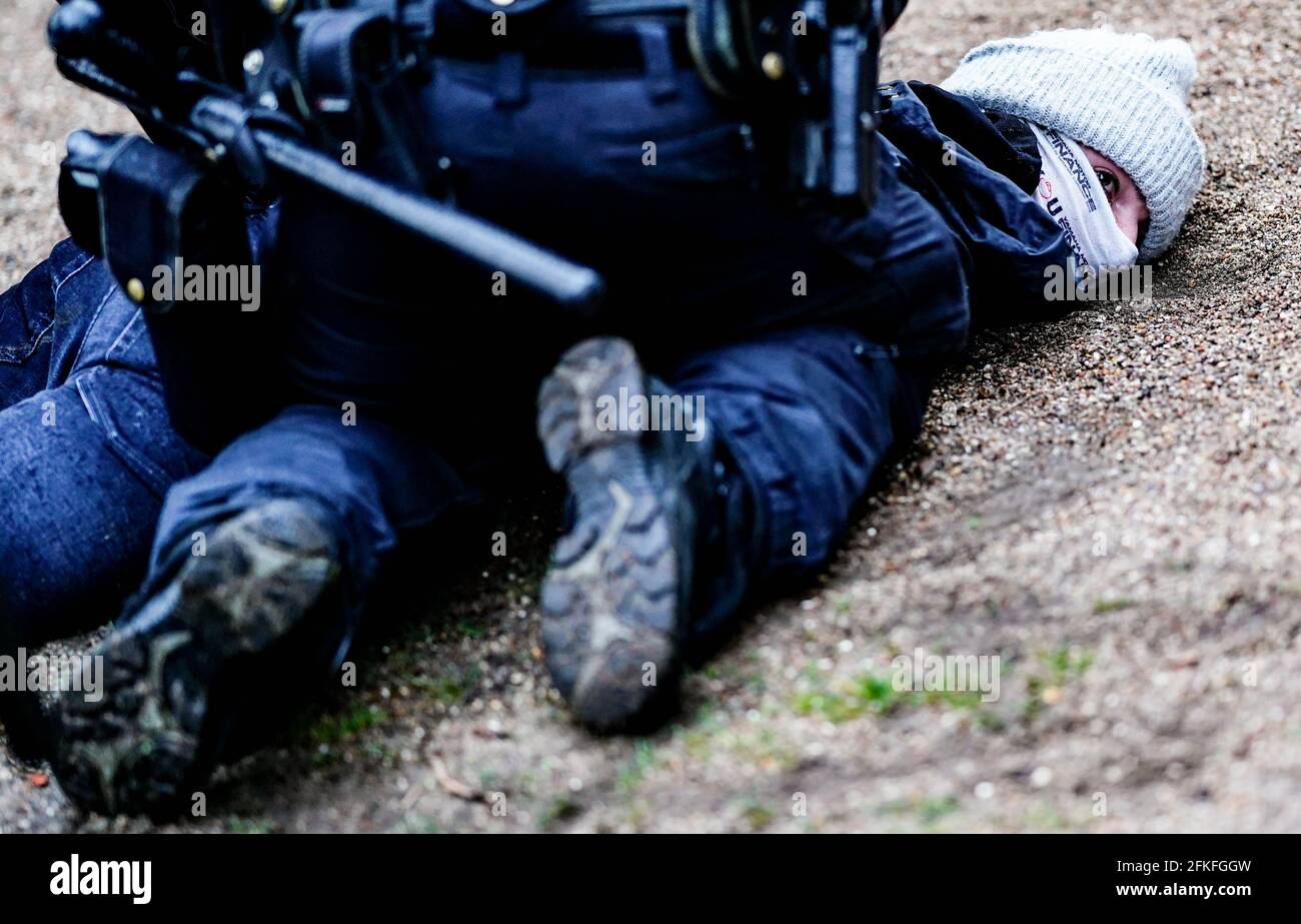 Amburgo, Germania. 01 Maggio 2021. Le forze di polizia detengono un dimostrante nel distretto di St. Georg. Per il 1° maggio, gruppi di sinistra ed estrema sinistra hanno annunciato numerosi incontri e processioni durante tutto il giorno, soprattutto nella zona del centro della città e dei quartieri limitrofi. Credit: Axel Heimken/dpa/Alamy Live News Foto Stock