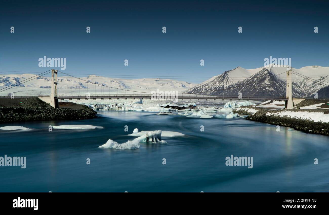 Il ponte che attraversa la laguna glaciale Foto Stock