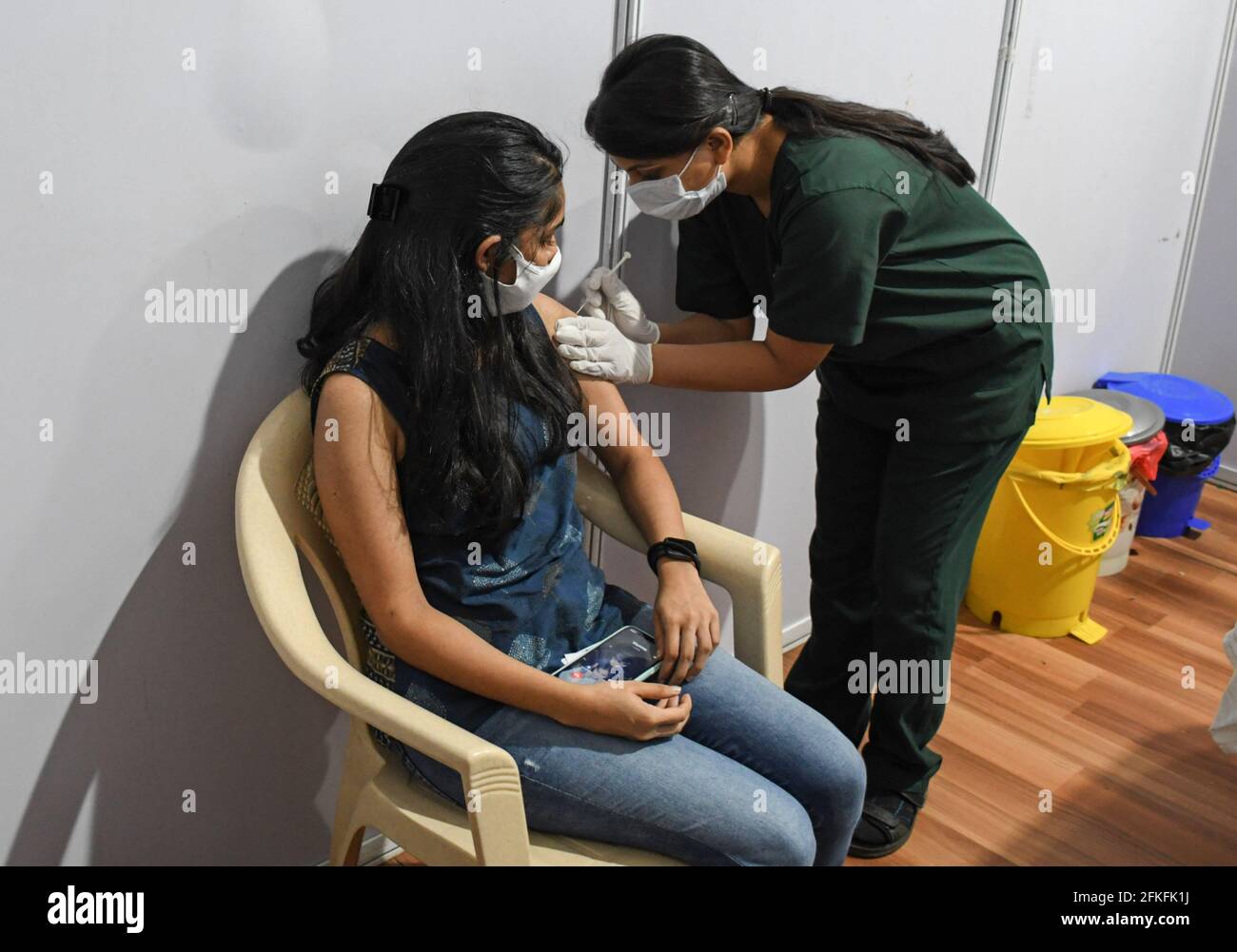 Mumbai, India. 01 Maggio 2021. Una donna che indossa una maschera facciale riceve una dose di vaccino Covisield al centro di vaccinazione Bandra Kurla Complex (BKC) a Mumbai. L'unità di vaccinazione per i gruppi di età di 18-44 anni è iniziata il 1 maggio 2021. Solo le persone idonee al vaccino hanno ricevuto una conferma per telefono della loro registrazione. Credit: SOPA Images Limited/Alamy Live News Foto Stock