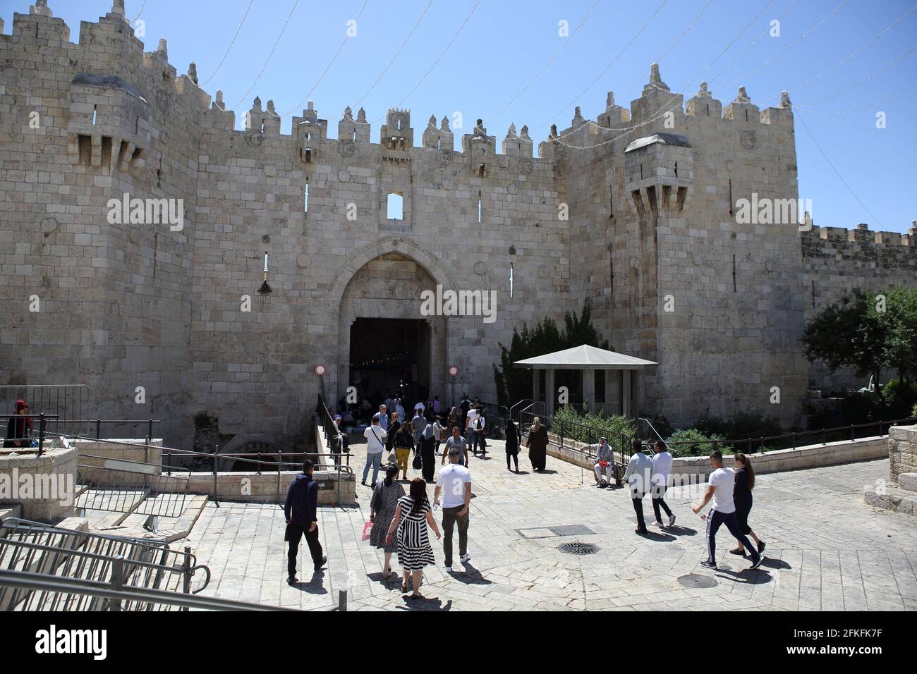 La porta di Damasco, una delle otto della città vecchia di Gerusalemme, con persone che entrano e escono dalla città fortificata. Foto Stock