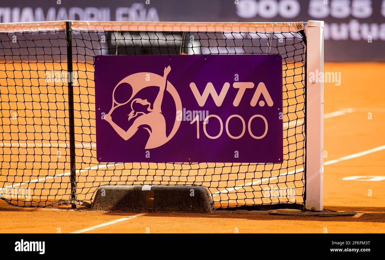 Logo WTA durante il primo round del Mutua Madrid Open 2021, Masters 1000 torneo di tennis il 30 aprile 2021 a la Caja Magica a Madrid, Spagna - Foto Rob Prange / Spagna DPPI / DPPI / LiveMedia Foto Stock