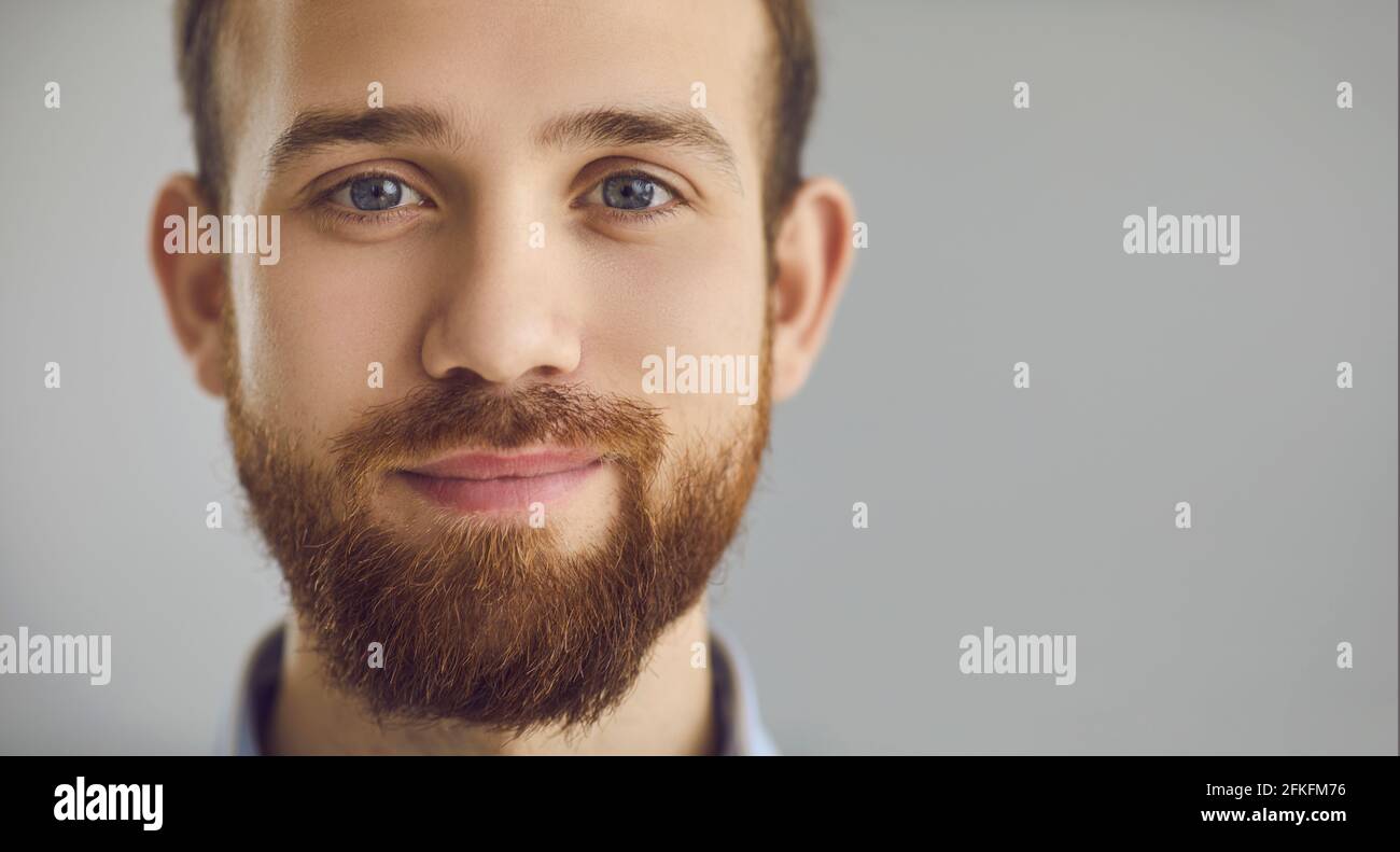 Copy spazio banner con closeup ritratto di felice amichevole giovane uomo che guarda la macchina fotografica Foto Stock