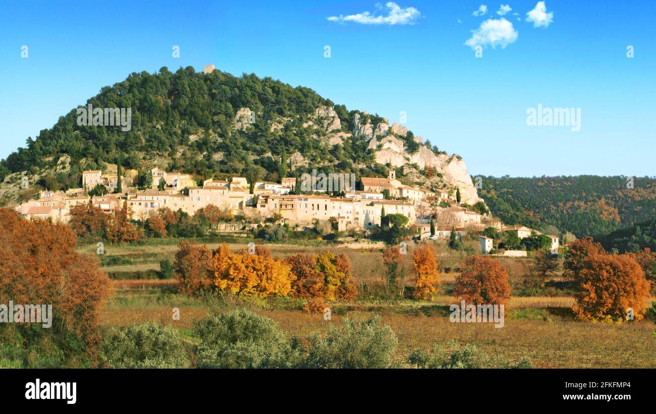 Il villaggio di Séguret tra le viti nei colori dell'autunno, Provenza. Foto Stock