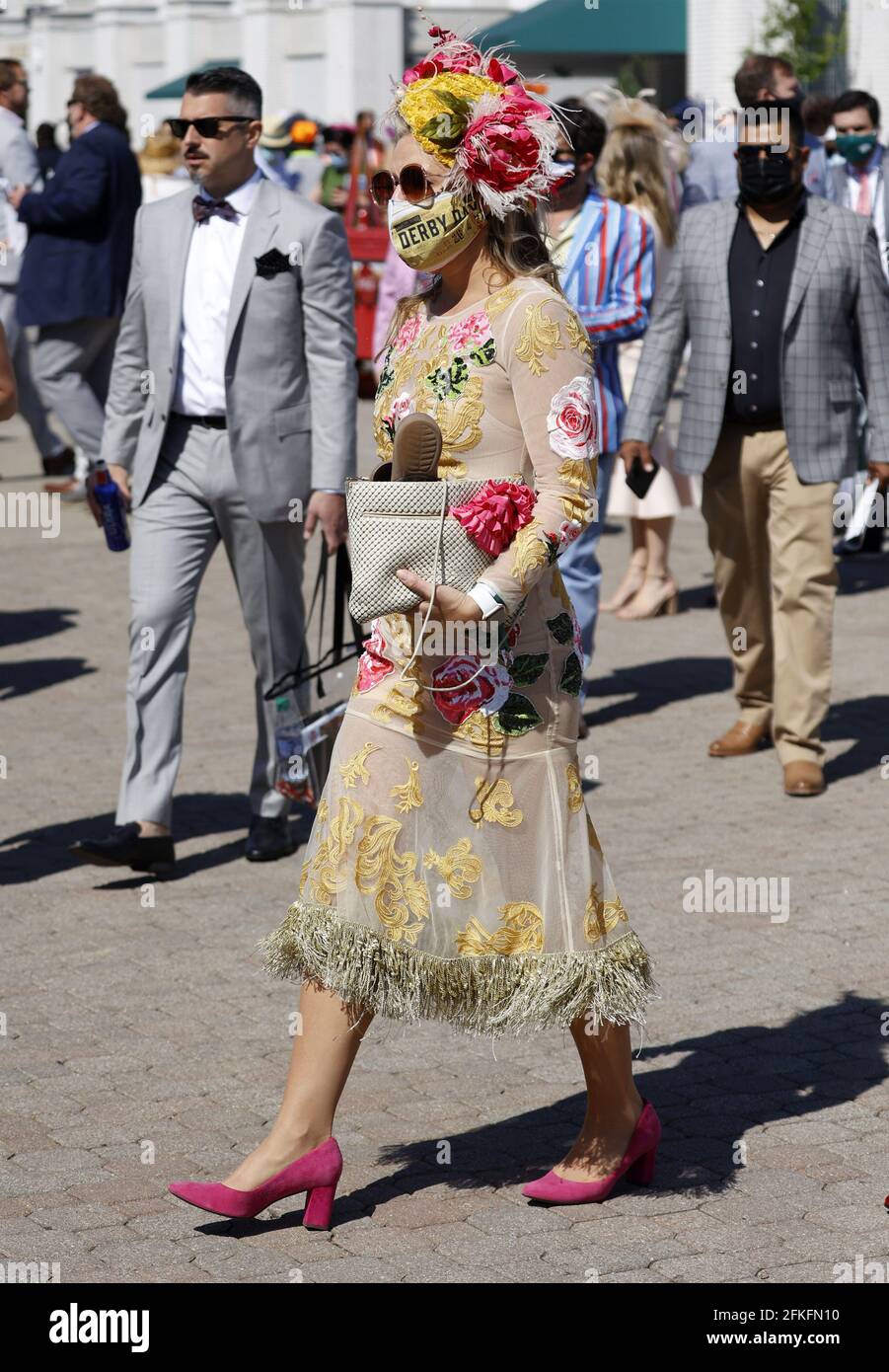 Louisville, Stati Uniti. 01 Maggio 2021. Una donna indossa un cappello  colorato e un abbigliamento Derby prima dell'inizio della 147 corsa del  Kentucky Derby Sabato, 01 maggio 2021 a Churchill Downs a