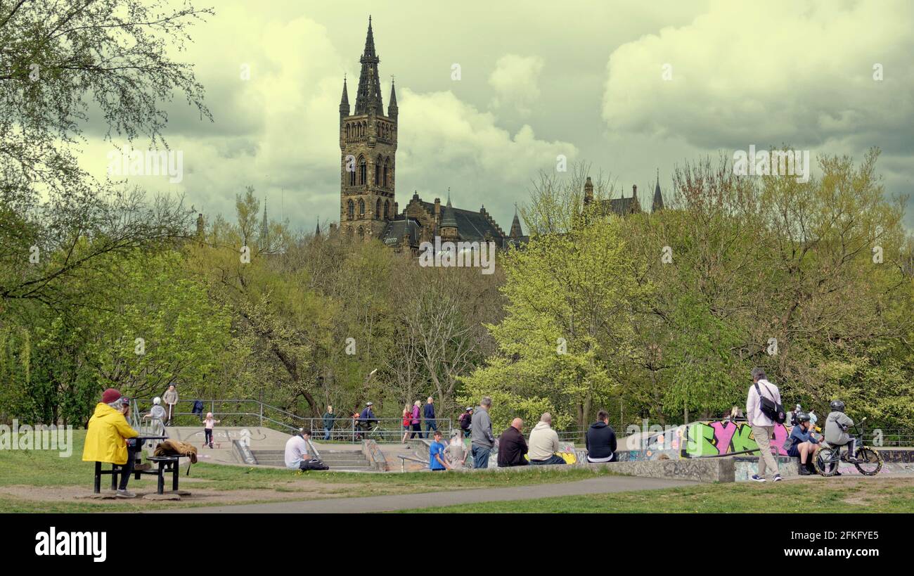 Glasgow, Scozia, Regno Unito. 1 maggio 2021. Regno Unito Meteo: Il sole ha visto strade molto trafficate mentre la gente del posto ha accolto l'estate in città. Il Kelvingrove Park era pieno di gente del posto che godeva il sole. Credit: Gerard Ferry/Alamy Live News Foto Stock