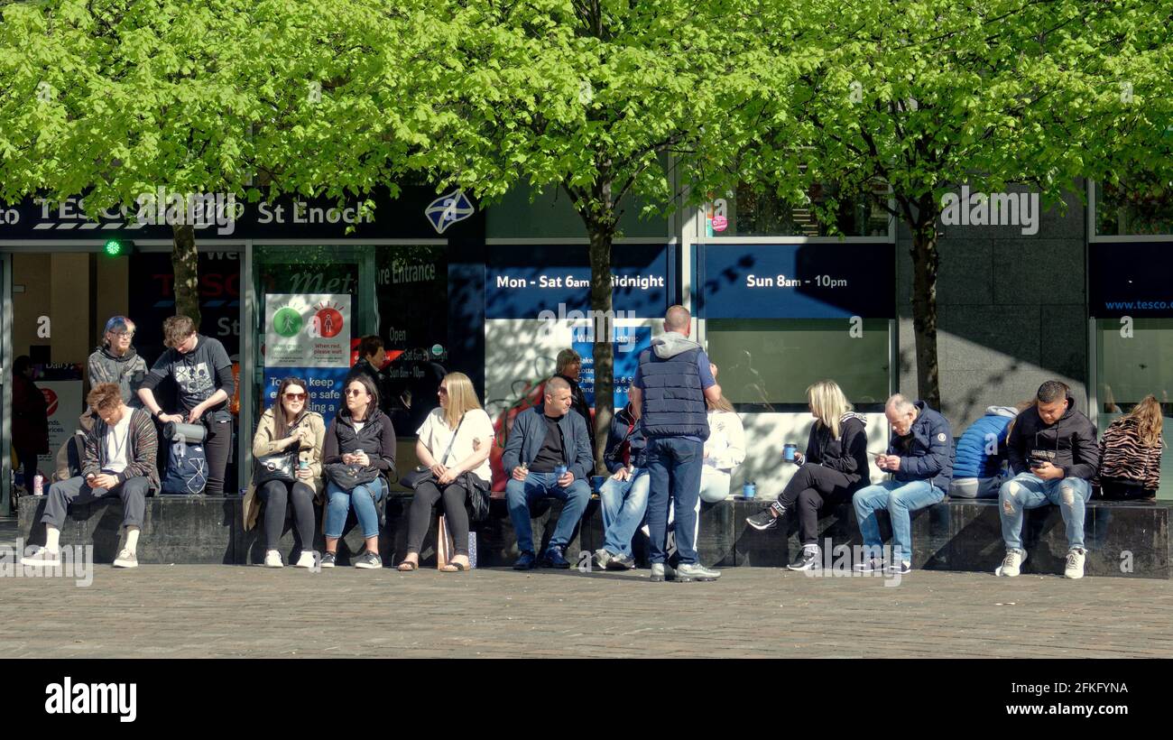 Glasgow, Scozia, Regno Unito. 1 maggio 2021. Regno Unito Meteo: Il sole ha visto strade molto trafficate mentre la gente del posto ha accolto l'estate in città. . Credit: Gerard Ferry/Alamy Live News Foto Stock