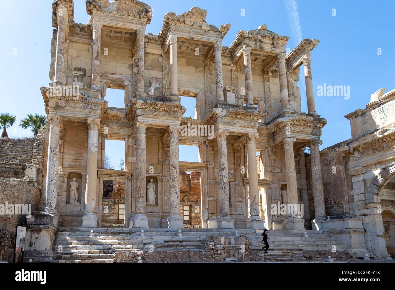 Efes, Selcuk, Izmir- Turchia- 04.25.2021: Biblioteca Celso a Efeso, Smirne, Turchia. Biblioteca di Celso nell'antica città di Efeso. I turisti visitano il Foto Stock