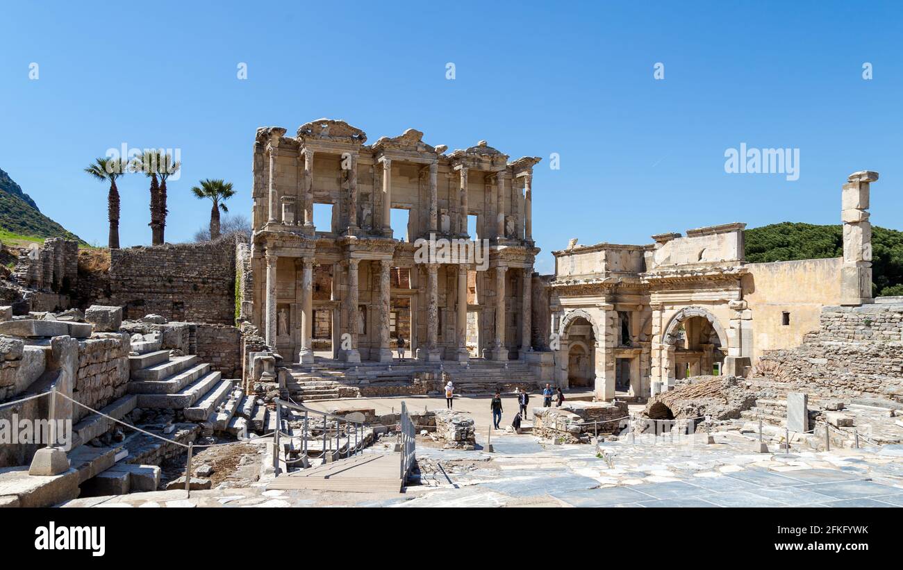 Efes, Selcuk, Izmir- Turchia- 04.25.2021: Biblioteca Celso a Efeso, Smirne, Turchia. Biblioteca di Celso nell'antica città di Efeso. I turisti visitano il Foto Stock