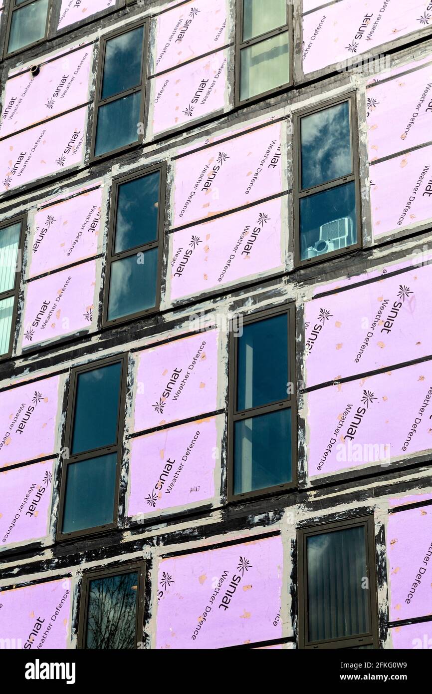 1 maggio 2021, Londra, Regno Unito - lo sviluppo di Stratford Halo con i rivestimenti staccati, lo scandalo dei rivestimenti nel Regno Unito è emerso dopo l'incendio della Torre di Grenfell dopo che le norme di sicurezza antincendio sono state modificate per la rimozione dei rivestimenti infiammabili Foto Stock