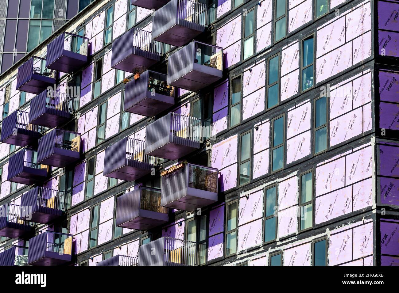 1 maggio 2021, Londra, Regno Unito - lo sviluppo di Stratford Halo con i rivestimenti staccati, lo scandalo dei rivestimenti nel Regno Unito è emerso dopo l'incendio della Torre di Grenfell dopo che le norme di sicurezza antincendio sono state modificate per la rimozione dei rivestimenti infiammabili Foto Stock