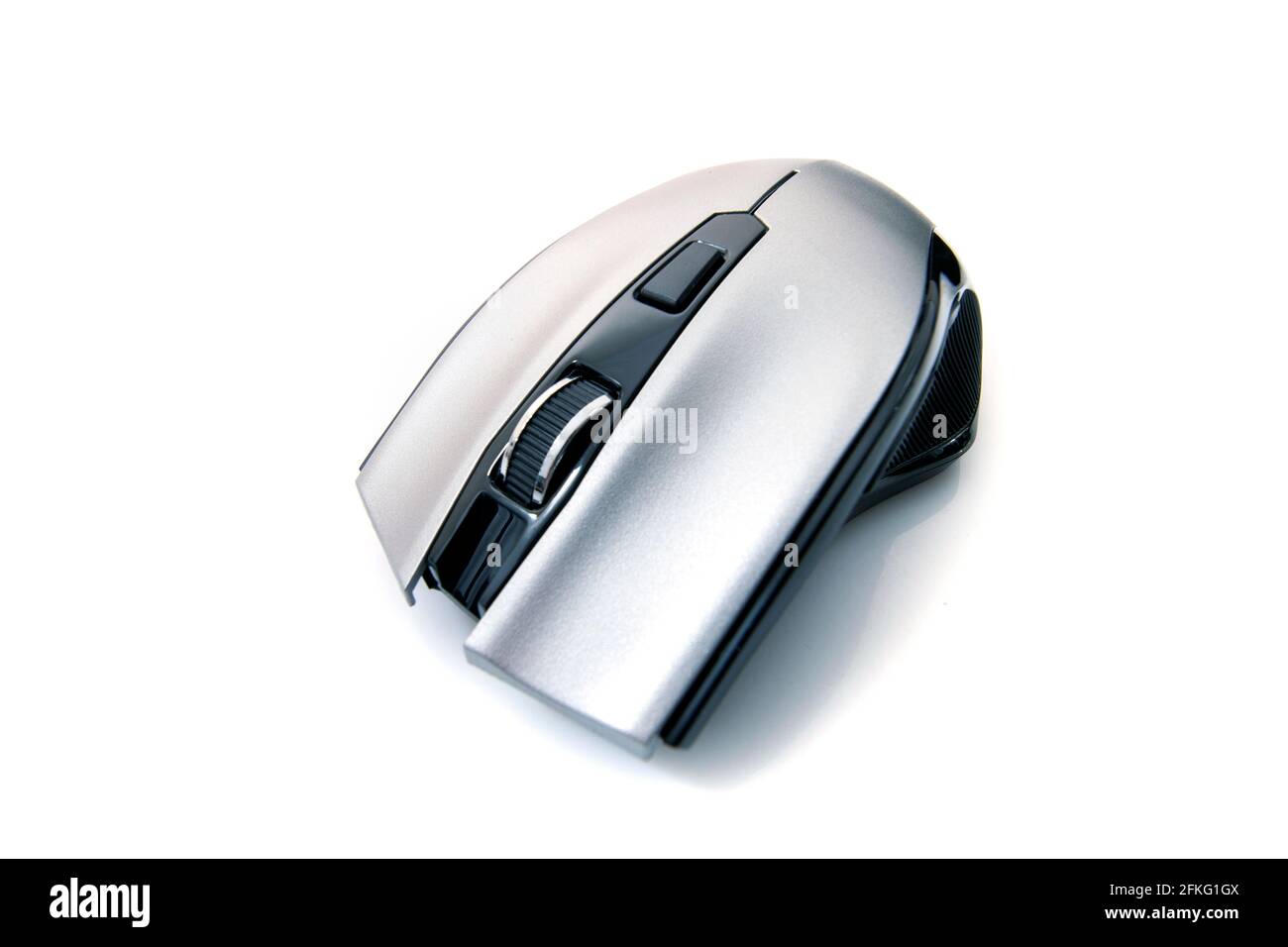 Mouse con rotellina di scorrimento del computer isolato su sfondo bianco. Foto Stock
