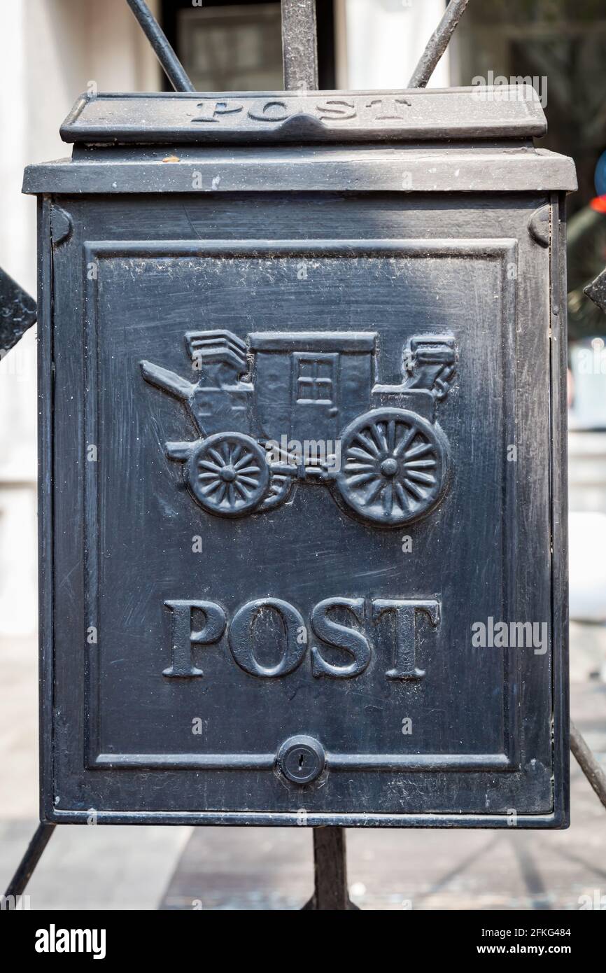 Storico post box con immagine del pulmann di scena a Shanghai Foto Stock