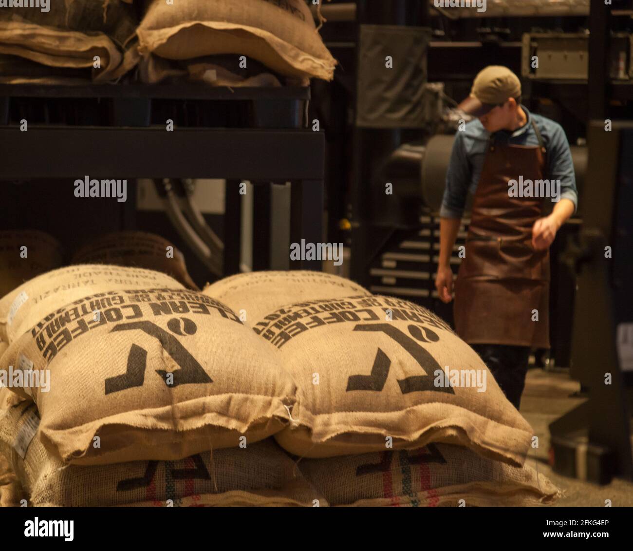 Sacchi di chicchi di caffè guatemaltechi per la torrefazione nella Starbucks Reserve Roastery, Nanjing Road, Shanghai Foto Stock