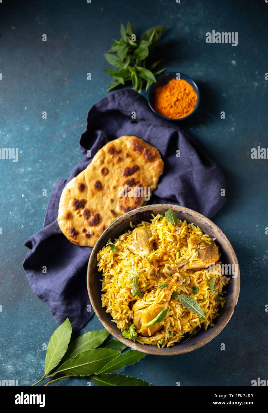 Pollo pakistano e indiano riso Biryani con menta e naa pane Foto Stock