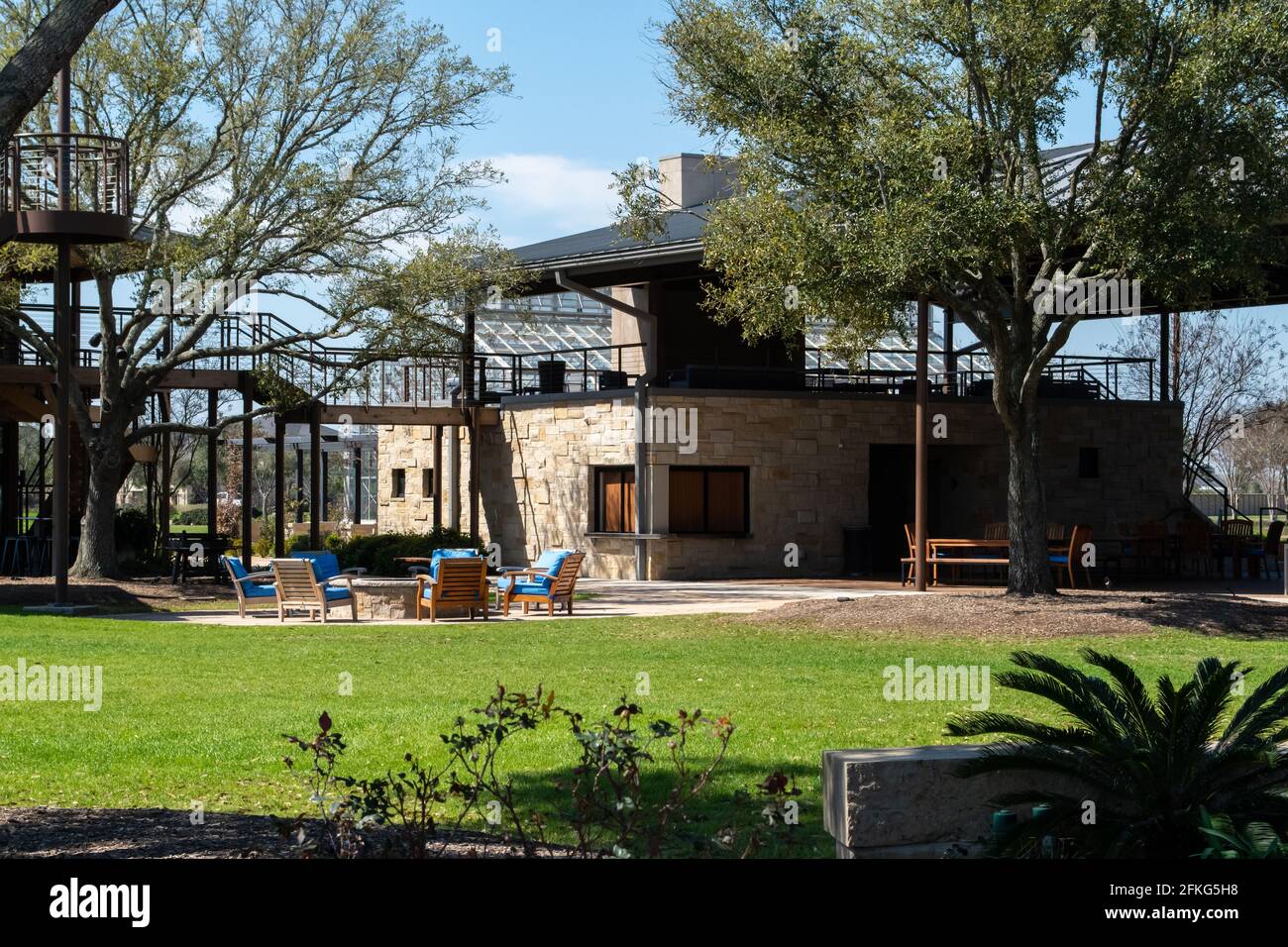 Parco di quartiere in una giornata di sole con stucture in pietra, aree picnic e posti a sedere. Questo splendido parco si trova in un quartiere suburbano a Katy, Texas Foto Stock