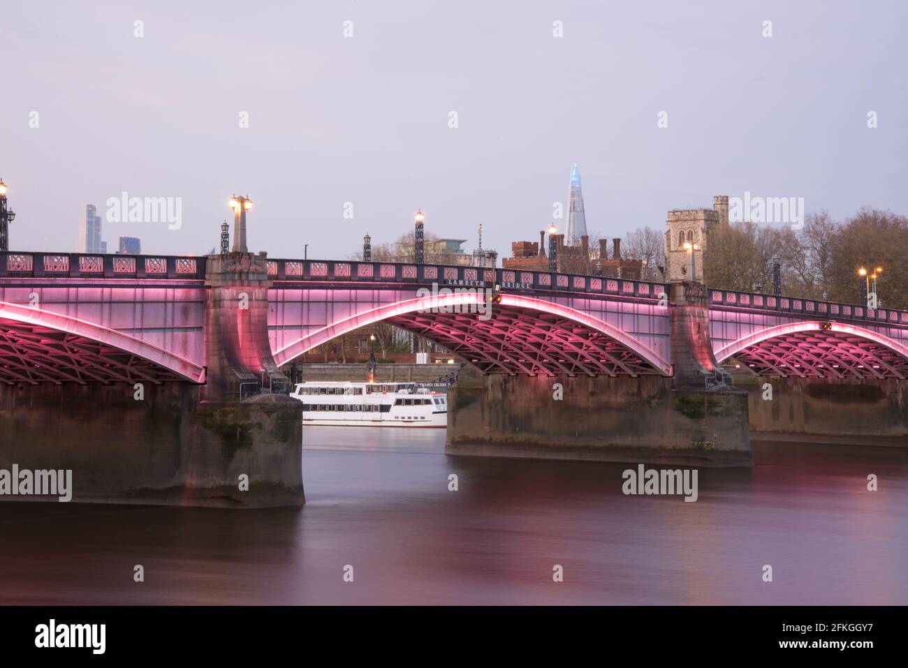 Illuminato River Lambeth Bridge luci LED rosa di Leo Villareal Foto Stock